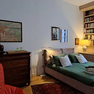 Couette-café Casa Mari - Free Secure Parking, Breakfast, Private Bathroom, Wifi, Garden, Aircon, 3 Min Walk To Metro And Train Station, Milan